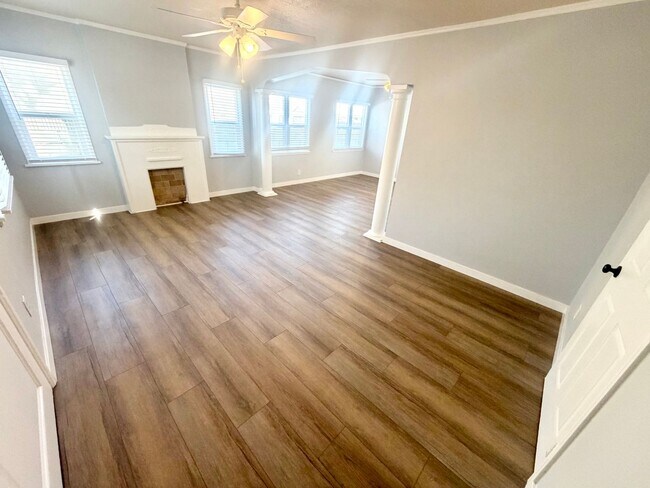 Building Photo - 2 bed 1 bath SFH near USC with gated parking