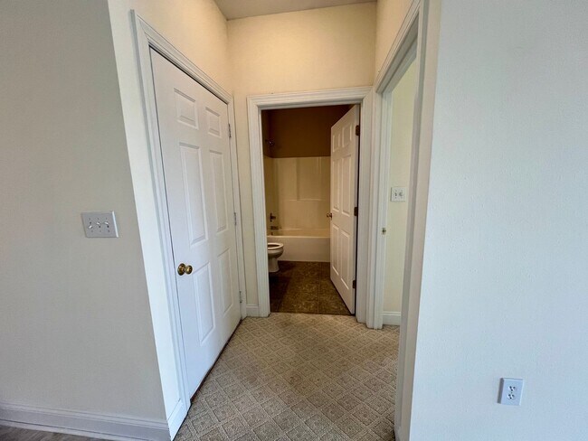 Building Photo - 2 Bedroom Townhouse in Campbell County