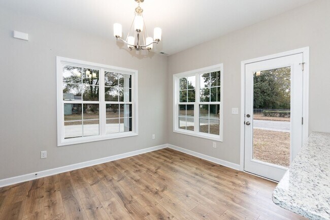 Building Photo - Three Bedroom Home!