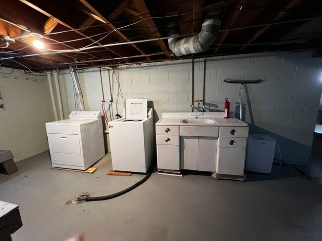 Building Photo - 2 bedroom home with bonus room in Davenport