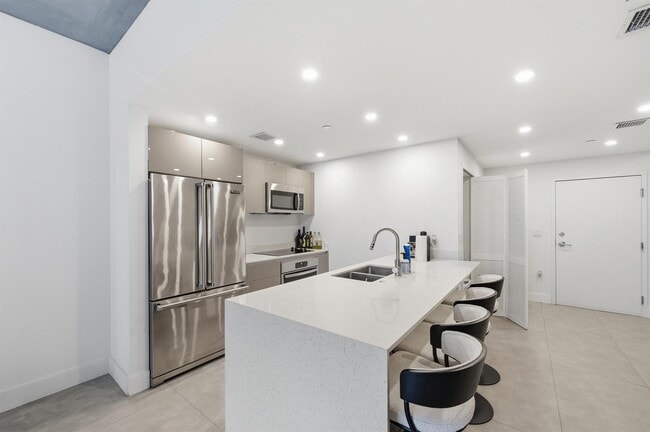 Building Photo - 13800 Highland Dr