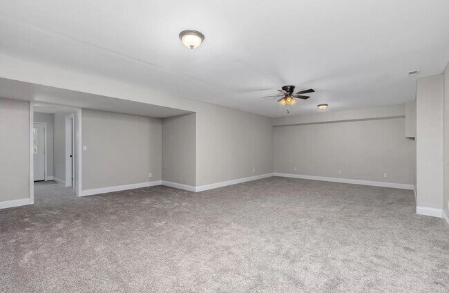 Building Photo - 5 Bedroom Home Located in Waynesville, MO!