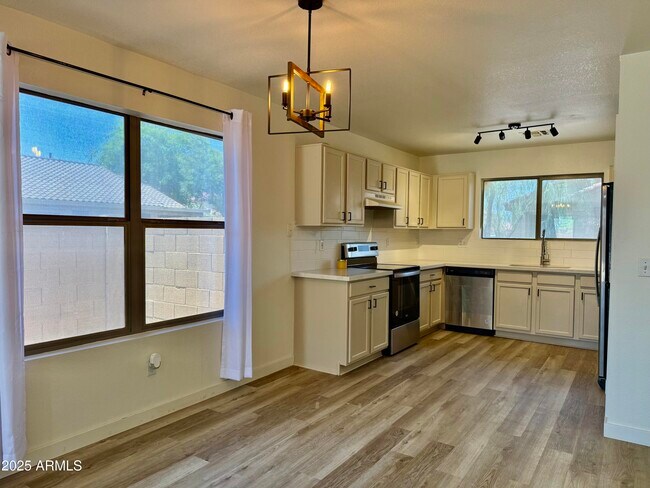 Building Photo - 2358 E Peach Tree Dr