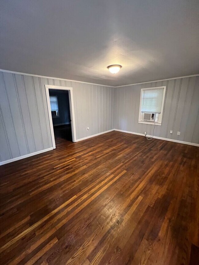 Building Photo - Newly Remodeled 2 Bed/ 1 Bath Duplex
