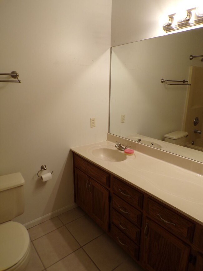 Building Photo - Nice 3 Bedroom 2 Bathroom House In South C...