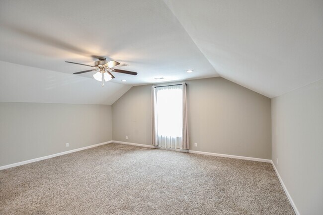 Building Photo - Pet Friendly in Woodlawn!