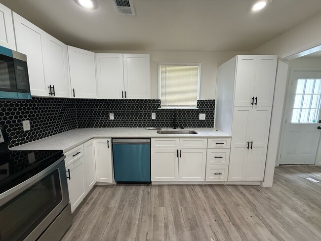 Building Photo - 222 San Angelo Ave
