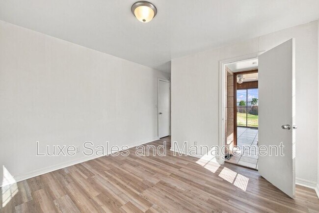 Building Photo - 700 NE 81st St