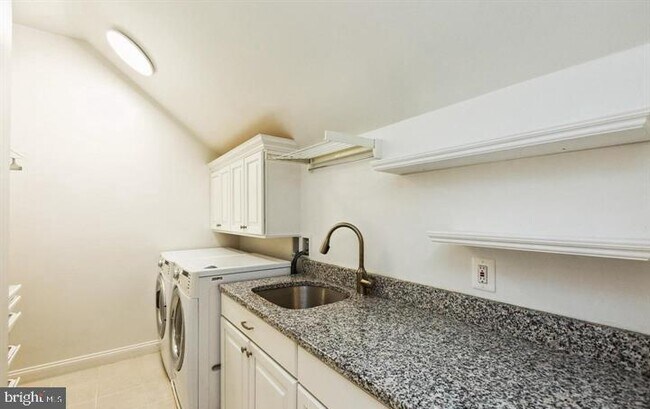 Building Photo - 10418 Willow Crest Ct