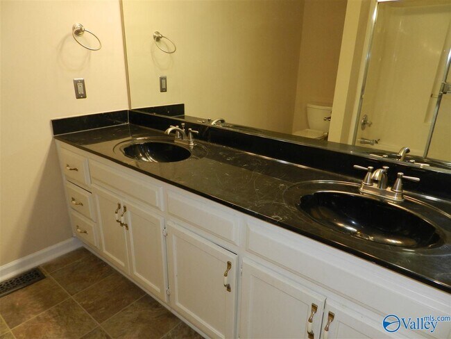 Building Photo - 523 Farmingdale Rd SE