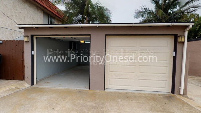 Building Photo - 4766 Bermuda Ave