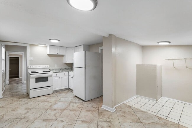 Building Photo - 3bdrm/1bath Home with large fenced yard  ** Section 8 OK ** $1,695.00