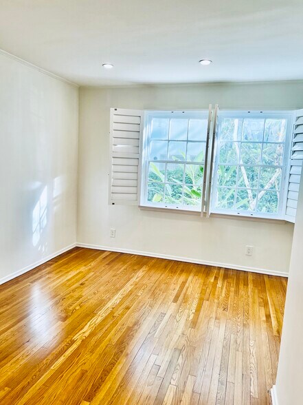 Building Photo - 1256 Devon Ave