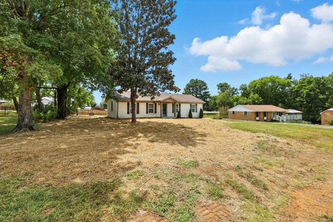 Building Photo - Spacious 3 bedroom home with finished base...