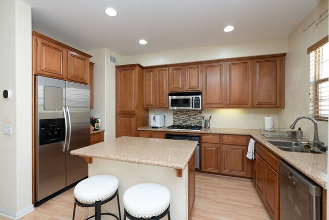 Building Photo - 3 Bedroom Townhome in the Escala Community of Mission Valley