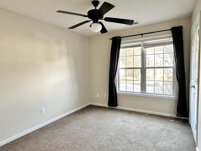 Building Photo - 4418 Clifton Dr