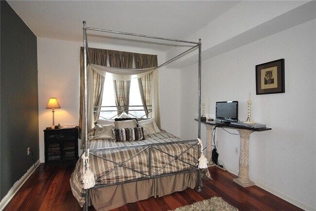 Building Photo - 54 Rainey St