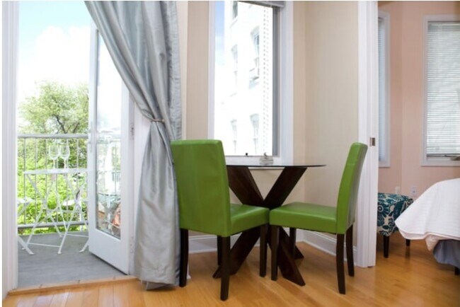 Building Photo - 2803 Ontario Rd NW