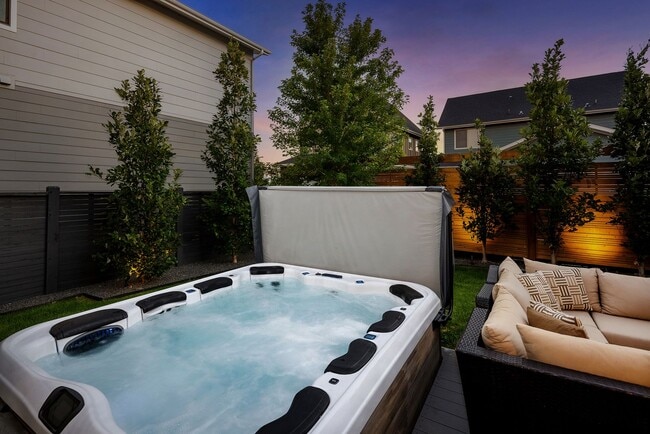 Building Photo - 6 Bedroom 5.5 Bathroom Single Family Home ...