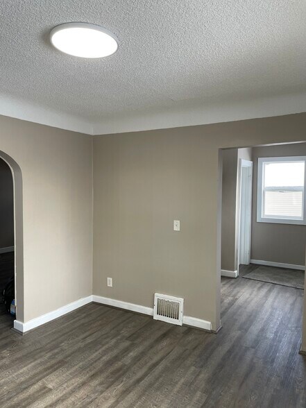 Building Photo - 592 E Montcalm St