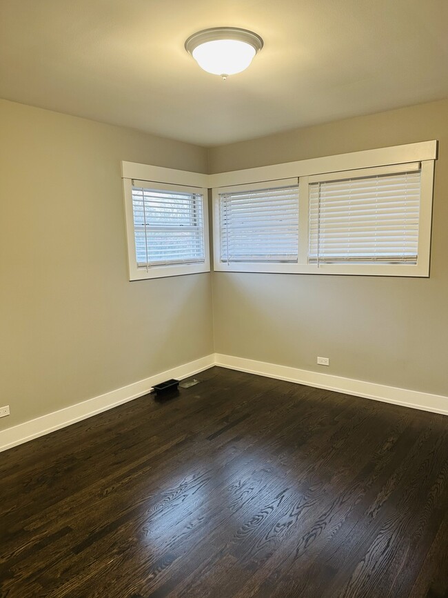 Building Photo - 3830 W Touhy Ave