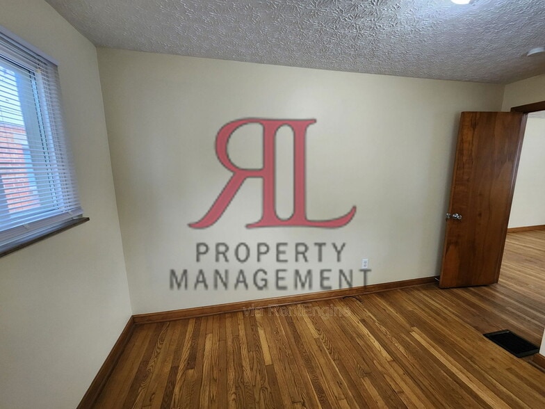 Building Photo - 156 Collingwood Ave