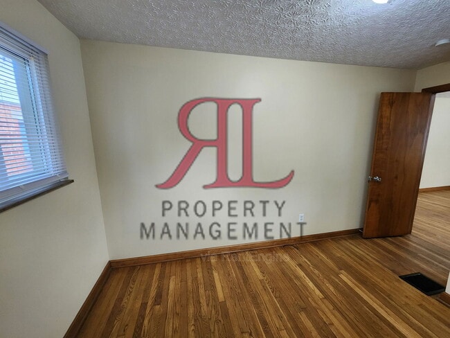 Building Photo - 156 Collingwood Ave