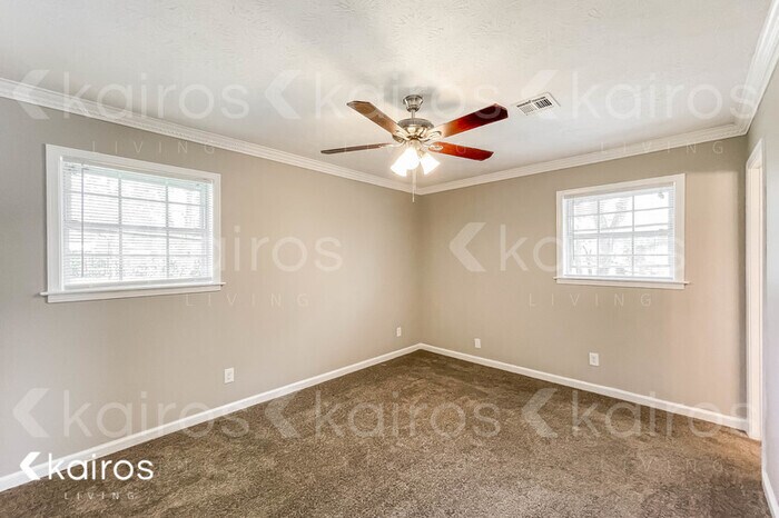 Building Photo - 2073 Edinburgh Dr