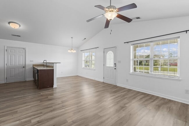 Building Photo - Bradford Estates!