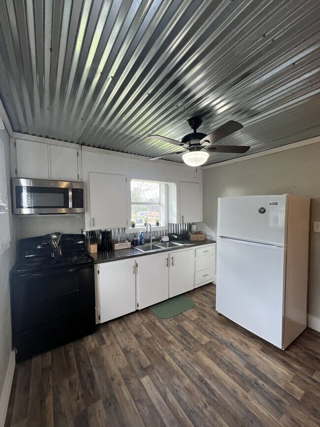 Building Photo - Welcome to your Fully Furnished retreat in Linden, Texas!