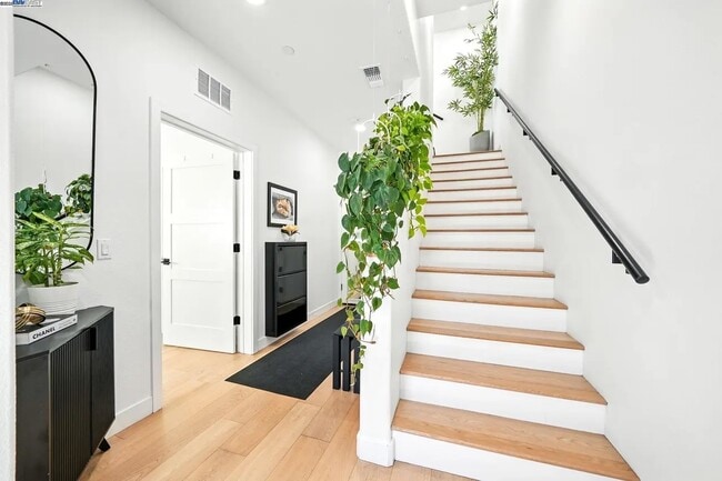 Building Photo - 25243 Villager Ln