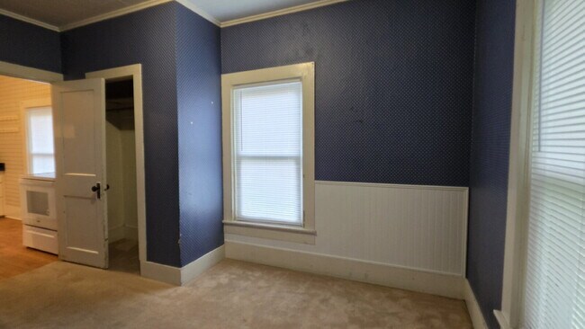 Building Photo - "Cozy & Convenient 2-Bedroom Duplex In Neenah – 800 Sq Ft of Comfortable Living!"