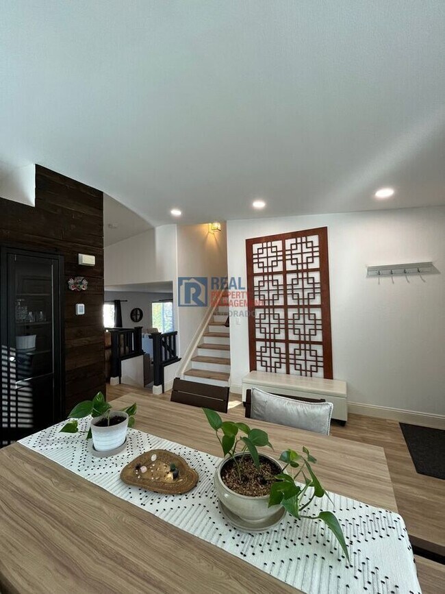 Building Photo - 9597 Fox Den Dr