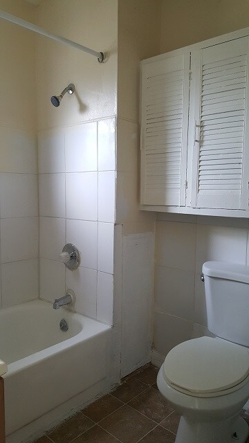 Building Photo - $25 App Fee* Spacious 3bdrm/1bath House **...