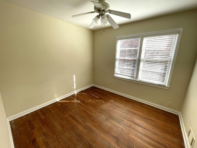 Building Photo - 5br House off S. Milledge (Available now o...