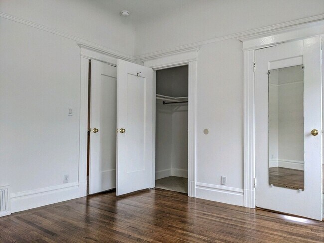 Building Photo - Spacious 4+ Bedroom House in Jordan Park with 2-Car Parking