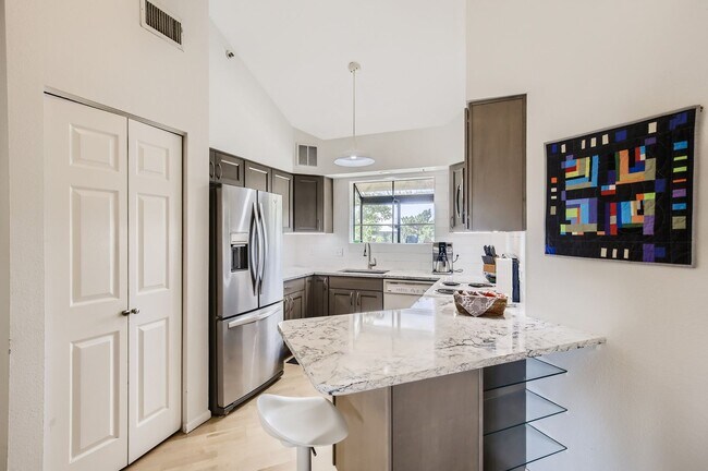 Building Photo - Turnkey 2 BDR/2BA Boulder Condo