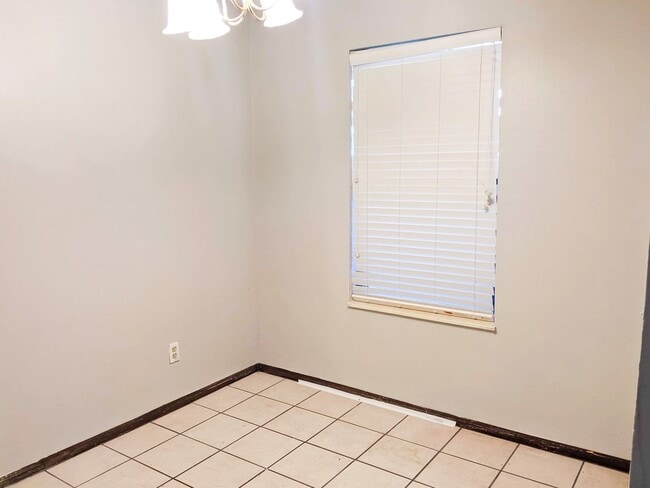 Building Photo - 1 Bedroom Condo (Available Immediately)