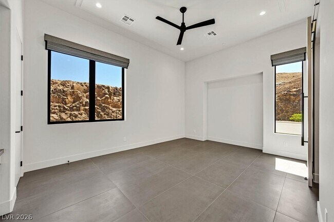 Building Photo - 692 Scenic Cliff Dr
