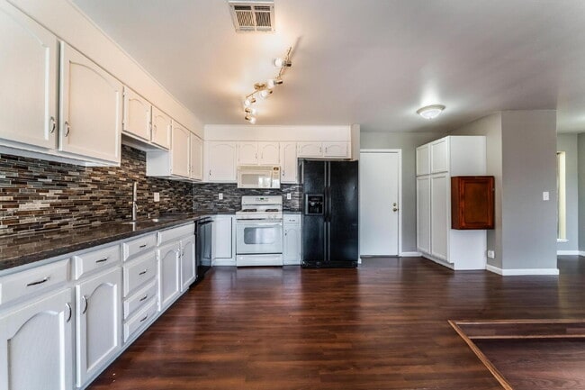 Building Photo - "Charming 3-Bed Oasis with 2 Full Baths in Vibrant Las Vegas - 1315 Sq Ft of Comfort!"