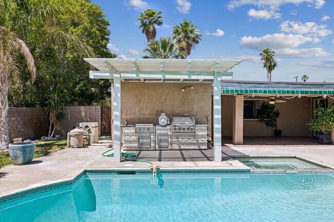 Building Photo - 3 Bed / 2 Bath Home with Bonus Room, Pool and Two Car Garage.