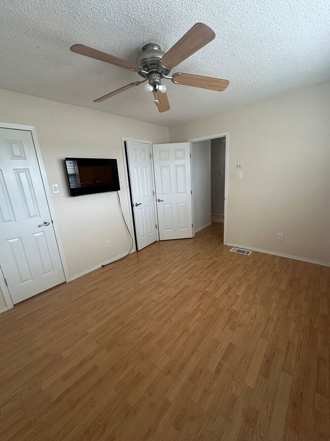 Building Photo - Spacious 2 Bed Condo! Fully Fence Backyard...