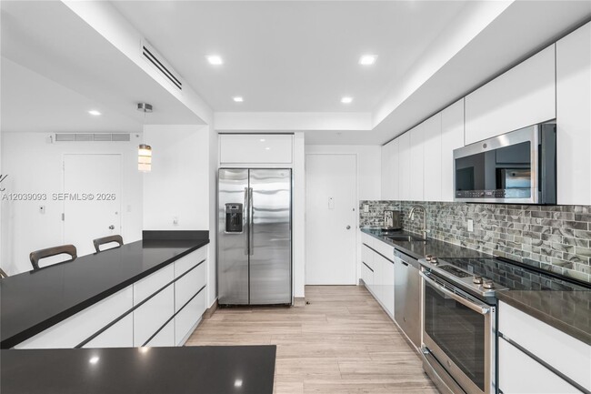Building Photo - 5055 Collins Ave