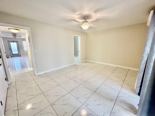 Building Photo - 42 Sussex E