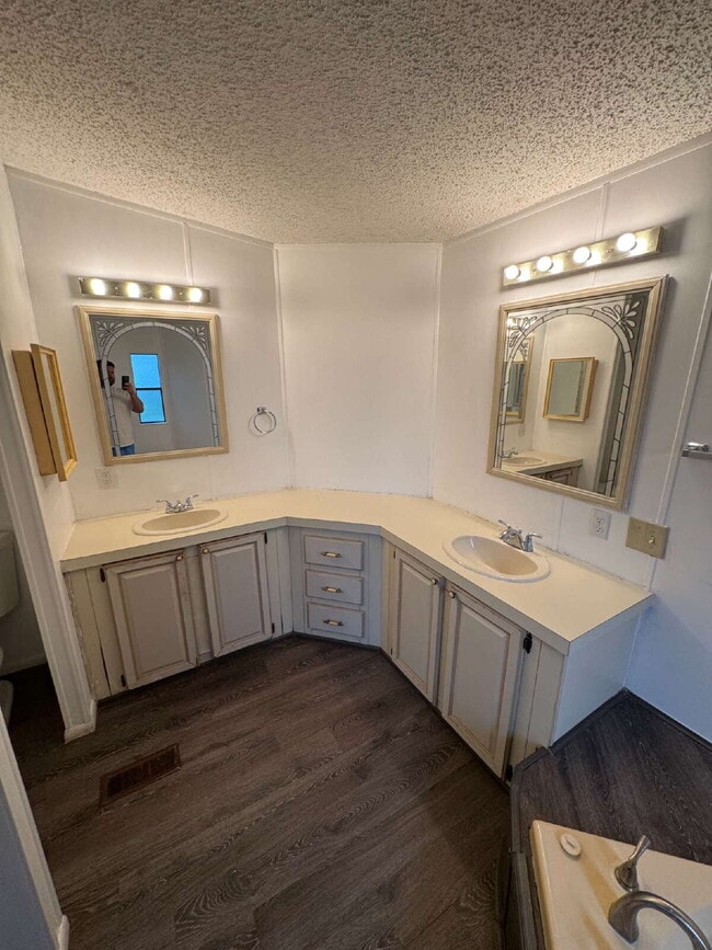 Building Photo - "Charming 1-Bedroom Retreat with Full & Ha...