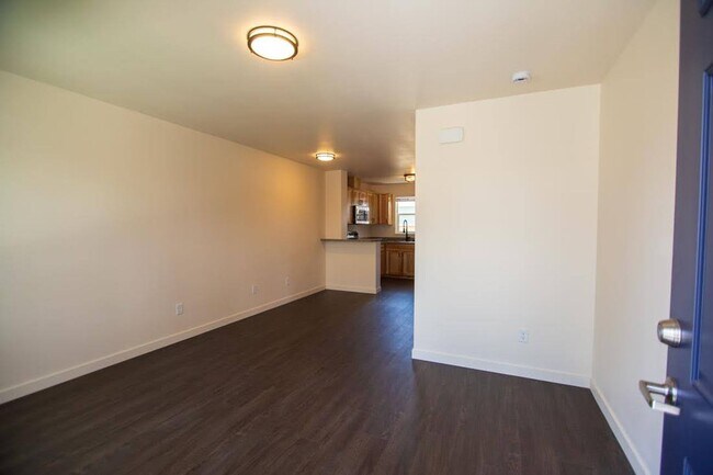 Building Photo - S St 7 plex