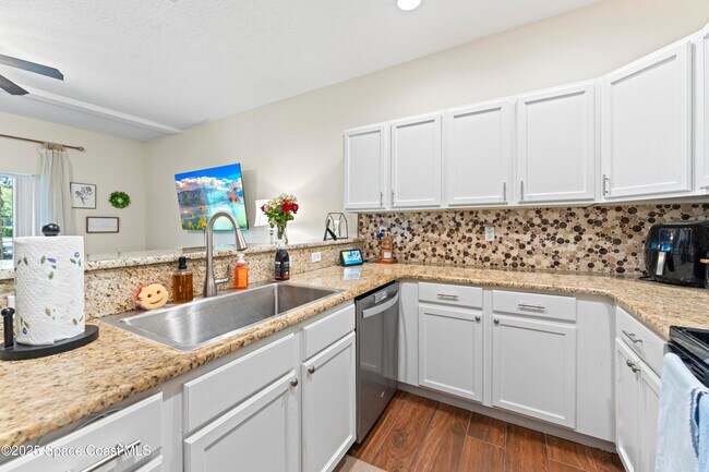 Building Photo - 1020 Venetian Dr