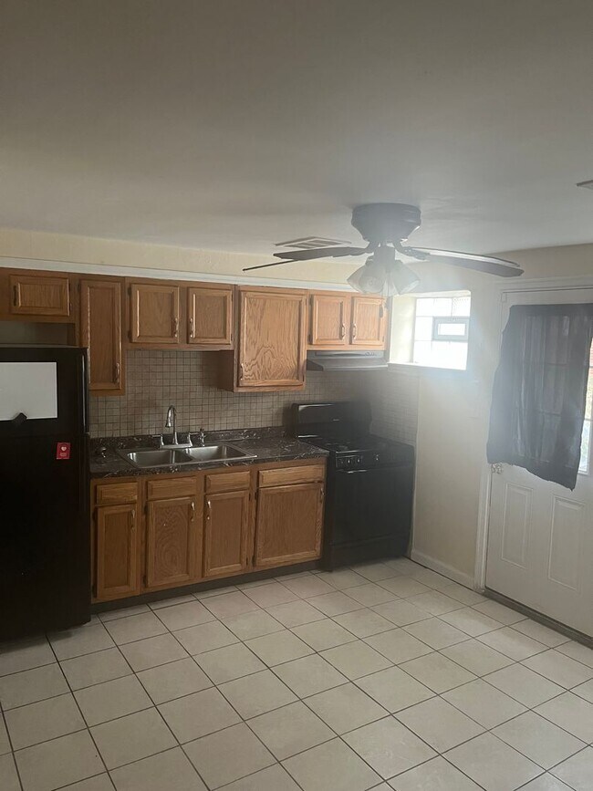 Building Photo - 3bed 1.5 Bathroom Townhome located 4353 Robertson Ave