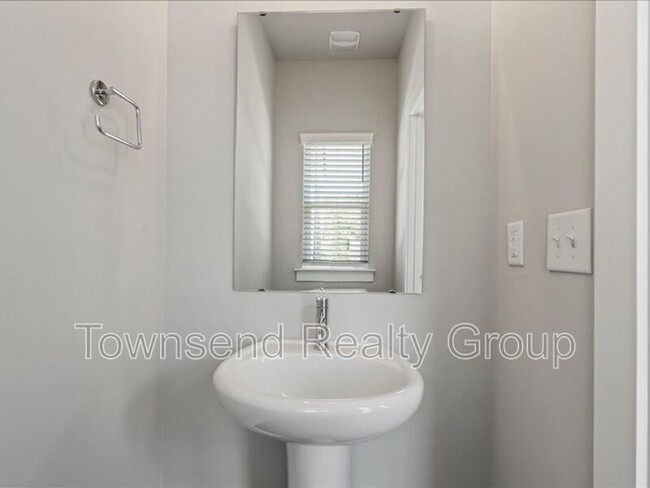 Building Photo - 2122 Bryant Park Dr
