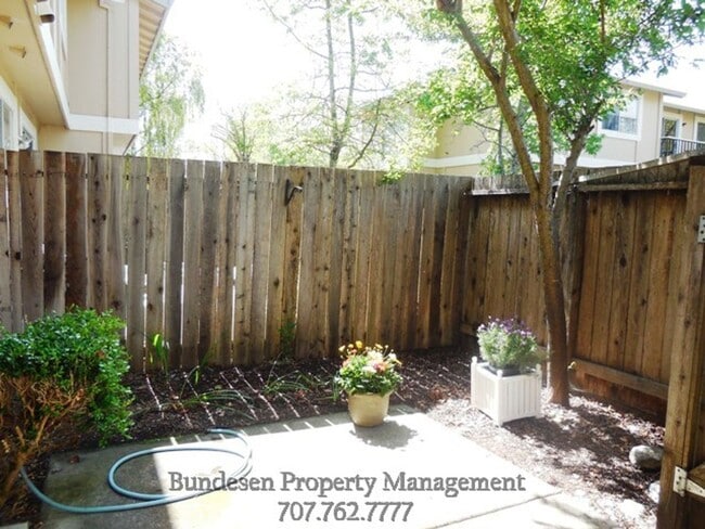 Building Photo - 1305 Gold Way